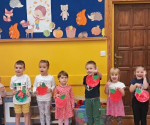 Dzieci prezentują się z pracą plastyczną.