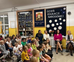 Nauczyciele i uczniowie podczas akademii