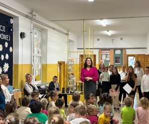 Pani Dyrektor składa życzenia nauczycielom