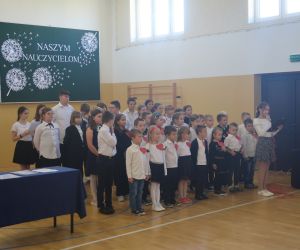 Uczniowie dziękują nauczycielom wierszem i piosenką