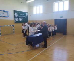 Uczennice klasy 8 wręczają świadectwa „najlepszym”