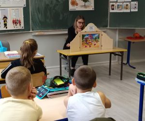 Pani czyta bajkę terapeutyczną