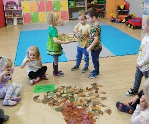 Dziewczynka częstuje dzieci ciasteczkami w kształcie drzewek