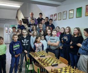 Uczniowie wraz z Instruktorem Panem Mieczysławem Pszeniczką na pamiątkowym zdjęciu na zakończenie turnieju szachowego