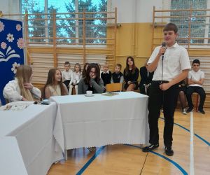 Uczniowie prezentują scenkę w pokoju nauczycielskim