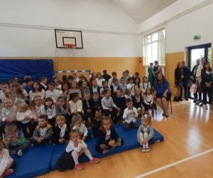 Uczniowie i rodzice podczas oglądania przedstawienia