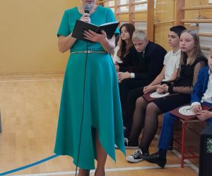 Przewodnicząca Rady Rodziców przemawia przy mikrofonie