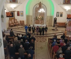 zdjęcie przedstawiające występ uczniów przed ludźmi zgromadzonymi w kościele