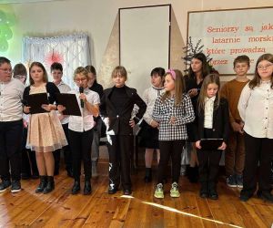 uczniowie w trakcie recytacji wierszy