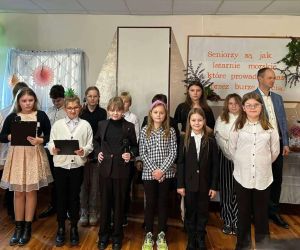 zdjęcie przedstawia uczestników występu razem z Radną oraz Sołtysem wsi Mieniany