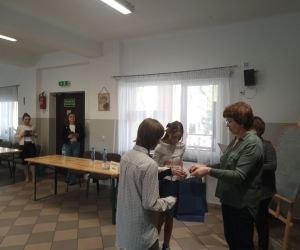 Uczennice odbierają nagrody