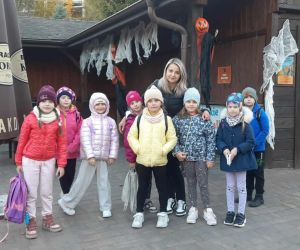 Uczniowie klasy pierwszej z wychowawczynią