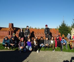 Uczniowie klas starszych na tle repliki zamku w Malborku