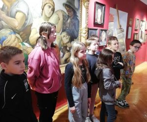 Uczniowie na wystawie obrazów malowanych przez artystów pochodzących z Hrubieszowszczyzny