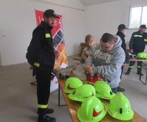 Uczniowie oglądają sprzęt do gaszenia pożarów