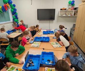 Dzieci podczas zajęć z robotyki budują robota