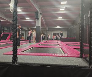 Uczniowie podczas rozgrzewki w Parku trampolin