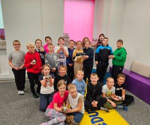 Wspólne zdjęcie z wykonanymi  przez uczniów robotami