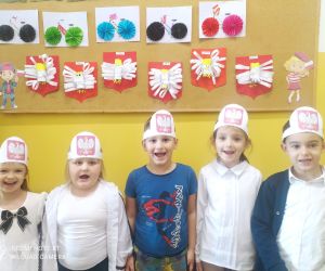 Dzieci śpiewają hymn narodowy.