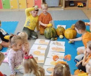 Przedszkolaki poznają dania z dyni