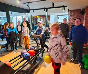 Chłopiec z kulą w ręku przygotowujący się do rzutu