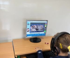 Dziewczynka koduje obrazki