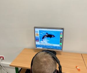 Chłopiec podczas zabawy w kodowanie