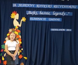 Uczennica recytuje wiersz