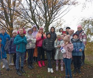 Grupa uczniów z nauczycielami