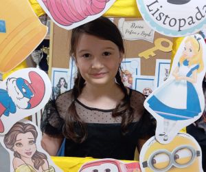 Uczennica w fotobudce