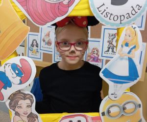 Uczennica w fotobudce