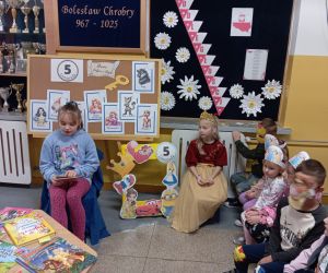 Uczennica czyta bajkę