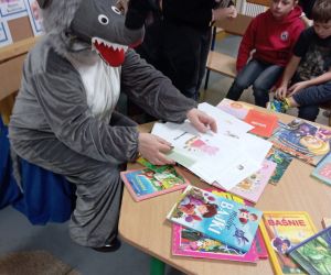 Uczniowie podczas zabawy z książkami