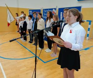 Uczennica śpiewa do mikrofonu