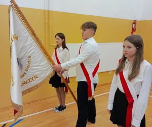 Poczet sztandarowy w postawie