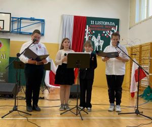 Część artystyczna w wykonaniu uczniów szkoły