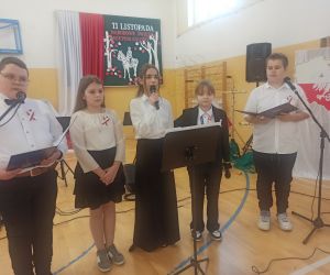 Uczennica recytująca wiersz o wolności