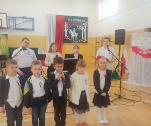  Najmłodsi uczniowie podczas recytacji 