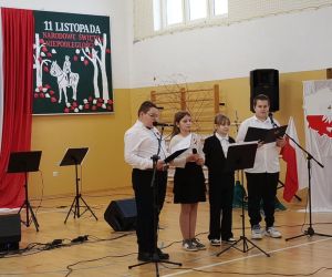 Uczennice śpiewają piosenki patriotyczne
