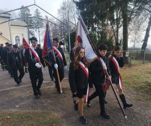 Przemarsz pocztów sztandarowych na cmentarz