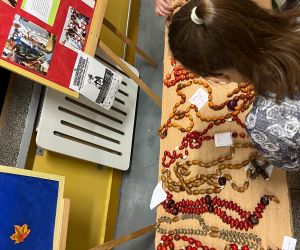 Uczniowie oglądają różańce z warzyw i owoców