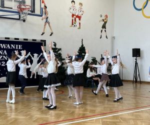 Uczniowie tańczą
