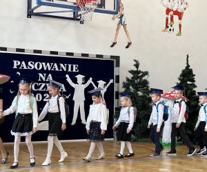 Uczniowie w rytmie muzyki wchodzą na salę