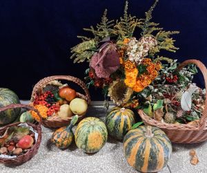 Dary jesieni na szkolnym korytarzu