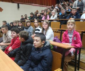 Uczniowie w studenckiej auli