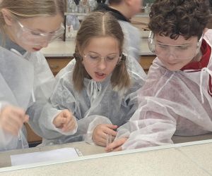 Uczniowskie doświadczenia w pracowni chemicznej