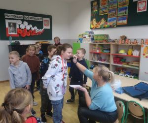 Pani maluje dzieciom siniaki i farbuje sztuczną krwią