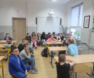 Uczniowie słuchają wykładu na temat pierwszej pomocy