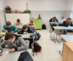 Zdjęcie przedstawia uczniów klasy 4 podczas egzaminu