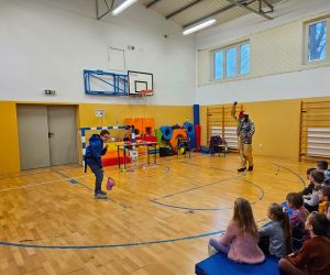 Chłopiec wykonuje sztuczkę z Klaunem